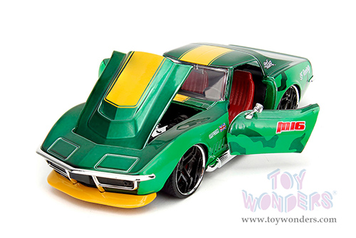 Jada Toys - Hollywood Rides | Chevrolet® Corvette™ with Cammy Diecast Figure "Street Fighter" (1969, 1/24, diecast model car, Green/Yellow stripe) 30837