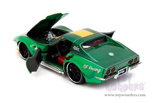 Jada Toys - Hollywood Rides | Chevrolet® Corvette™ with Cammy Diecast Figure "Street Fighter" (1969, 1/24, diecast model car, Green/Yellow stripe) 30837