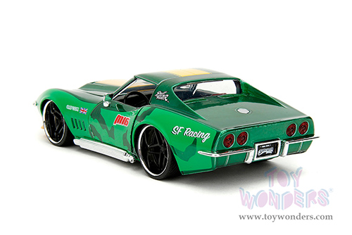 Jada Toys - Hollywood Rides | Chevrolet® Corvette™ with Cammy Diecast Figure "Street Fighter" (1969, 1/24, diecast model car, Green/Yellow stripe) 30837