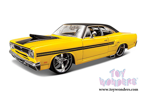 Maisto Design - Classic Muscle | Plymouth GTX Hard Top (1970, 1/24 scale diecast model car, Yellow) 31016YL