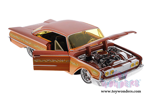 Maisto All Stars - Ford Starliner Hardtop (1960, 1/24 scale diecast model car, Orange) 31038OR