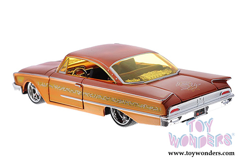 Maisto All Stars - Ford Starliner Hardtop (1960, 1/24 scale diecast model car, Orange) 31038OR