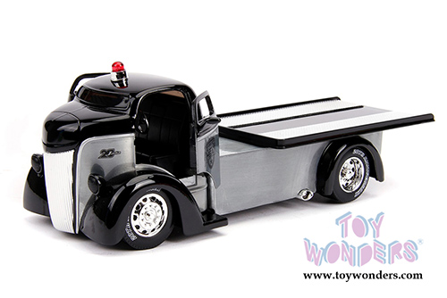 Jada Toys - 20th Anniversary | HEAT Ford COE Flatbed Tow Truck (1947, 1/24, diecast model car, Raw Metal/Black) 31072