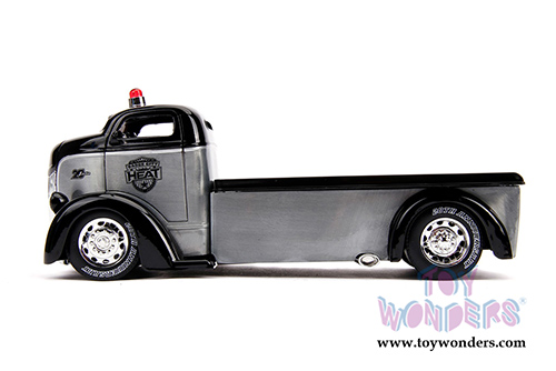 Jada Toys - 20th Anniversary | HEAT Ford COE Flatbed Tow Truck (1947, 1/24, diecast model car, Raw Metal/Black) 31072
