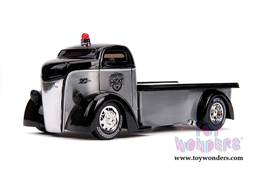Jada Toys - 20th Anniversary | HEAT Ford COE Flatbed Tow Truck (1947, 1/24, diecast model car, Raw Metal/Black) 31072