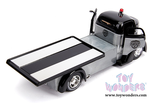 Jada Toys - 20th Anniversary | HEAT Ford COE Flatbed Tow Truck (1947, 1/24, diecast model car, Raw Metal/Black) 31072