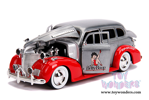 Jada Toys - 20th Anniversary | Hollywood Rides&reg; Betty Boop's Chevy&reg; Master Deluxe Hardtop (1939, 1/24, diecast model car, Raw Metal/Red) 31091
