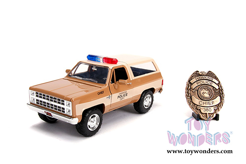 Jada Toys - Metals Die Cast - Hollywood Rides | Stranger Things Hopper's Chevy® Blazer with Police Badge (1/24, diecast model car, Beige) 31111