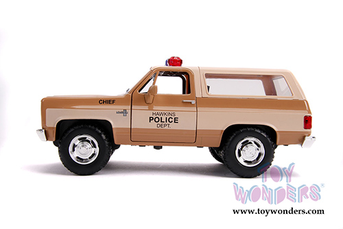 Jada Toys - Metals Die Cast - Hollywood Rides | Stranger Things Hopper's Chevy® Blazer with Police Badge (1/24, diecast model car, Beige) 31111