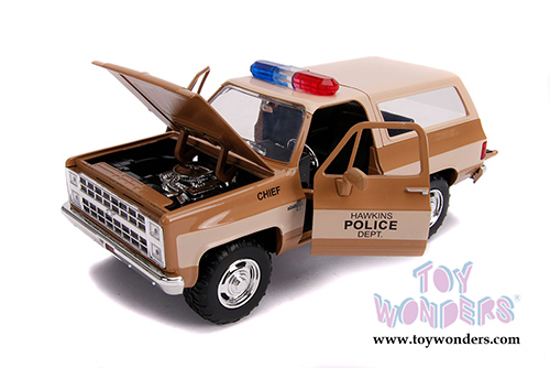 Jada Toys - Metals Die Cast - Hollywood Rides | Stranger Things Hopper's Chevy® Blazer with Police Badge (1/24, diecast model car, Beige) 31111