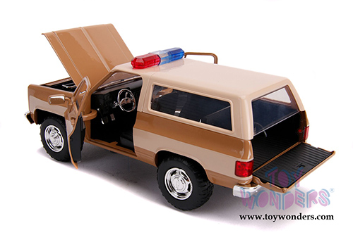 Jada Toys - Metals Die Cast - Hollywood Rides | Stranger Things Hopper's Chevy® Blazer with Police Badge (1/24, diecast model car, Beige) 31111