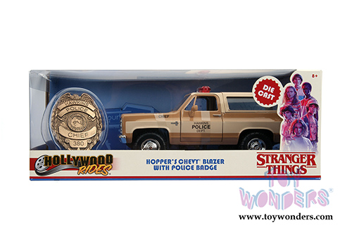 Jada Toys - Metals Die Cast - Hollywood Rides | Stranger Things Hopper's Chevy® Blazer with Police Badge (1/24, diecast model car, Beige) 31111