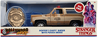 Jada Toys - Metals Die Cast - Hollywood Rides | Stranger Things Hopper's Chevy® Blazer with Police Badge (1/24, diecast model car, Beige) 31111