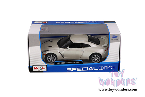 Maisto - Special Edition | Nissan GT-R Hardtop (2009, 1/24 scale diecast model car, Pearl White) 31294W