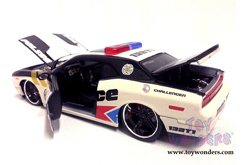 Maisto All Stars - Dodge Challenger Police (1/24 scale diecast model car, White/Black) 31342WB
