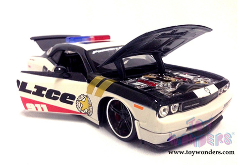 Maisto All Stars - Dodge Challenger Police (1/24 scale diecast model car, White/Black) 31342WB