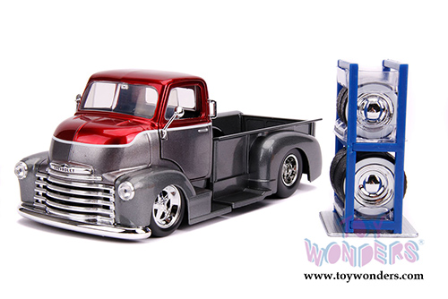 Jada Toys Just Trucks - Chevy&reg; COE Pickup Truck with Extra Wheels (1952, 1/24 scale diecast model car, Charcoal Grey/Candy Red) 31544