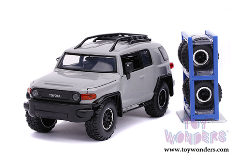 Jada Toys Just Trucks - Toyota FJ Cruiser with Roof Rack and Extra Wheels (1/24 scale diecast model car, Gray) 31557