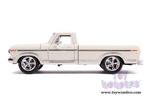 Jada Toys Just Trucks - Ford F-150 Custom Pickup (1979, 1/24 scale diecast model car, Beige) 31589