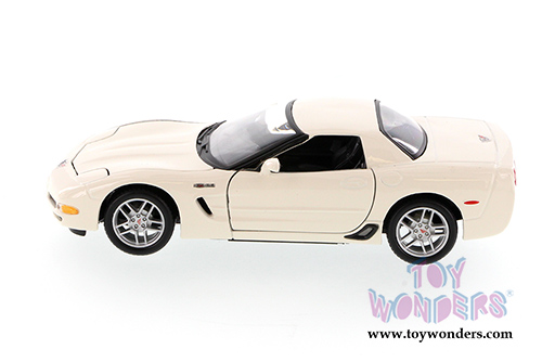 Maisto - Chevy Corvette Z06 Hard Top (2002, 1/24 scale diecast model car, White) 31989W