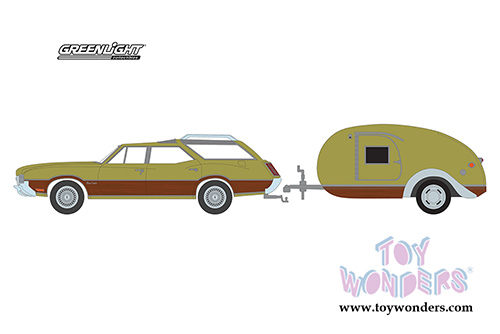 Greenlight - Hitch & Tow Series 17 | Oldsmobile Vista Cruiser and Teardrop Travel Trailer (1971, 1/64 scale diecast model car, Green) 32170A/24
