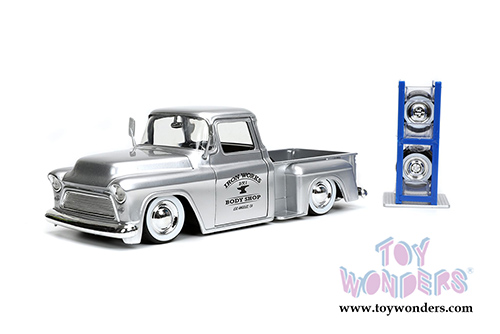 Jada Toys Just Trucks - Chevrolet&reg; Stepside Pickup "Iron Works Body Shop" with Extra Wheels (1955, 1/24 scale diecast model car, Silver) 32312/4