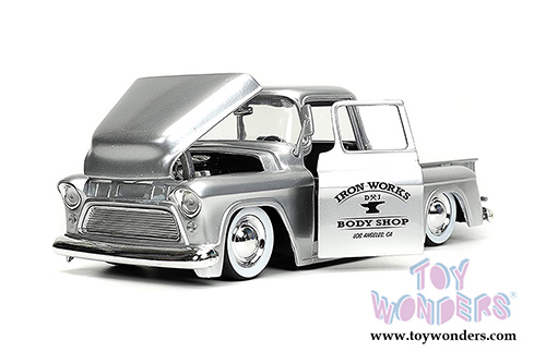 Jada Toys Just Trucks - Chevrolet&reg; Stepside Pickup "Iron Works Body Shop" with Extra Wheels (1955, 1/24 scale diecast model car, Silver) 32312/4