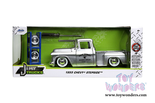 Jada Toys Just Trucks - Chevrolet&reg; Stepside Pickup "Iron Works Body Shop" with Extra Wheels (1955, 1/24 scale diecast model car, Silver) 32312/4