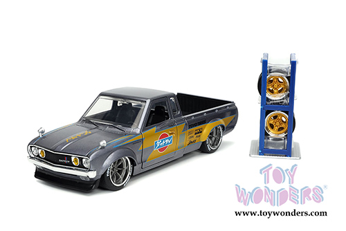 Jada Toys Just Trucks - Datsun 620 Pick Up Truck Toyo Tires with Extra Wheels (1972, 1/24 scale diecast model car, Gray) 32313/4