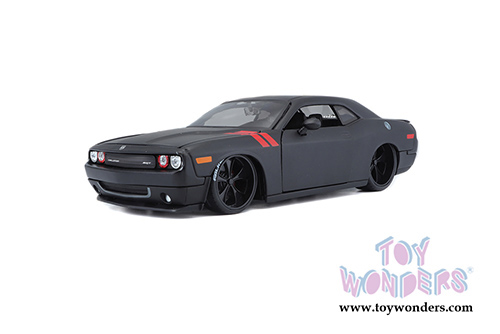 Maisto Design - Classic Muscle | Dodge Challenger Hardtop (2008, 1/24 scale diecast model car, Matte Black) 32529BK