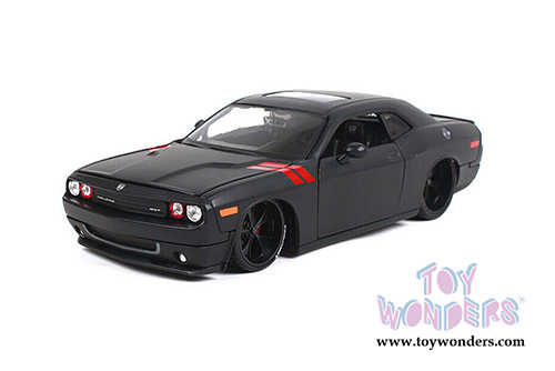 Maisto Design - Classic Muscle | Dodge Challenger Hardtop (2008, 1/24 scale diecast model car, Matte Black) 32529BK