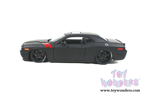 Maisto Design - Classic Muscle | Dodge Challenger Hardtop (2008, 1/24 scale diecast model car, Matte Black) 32529BK