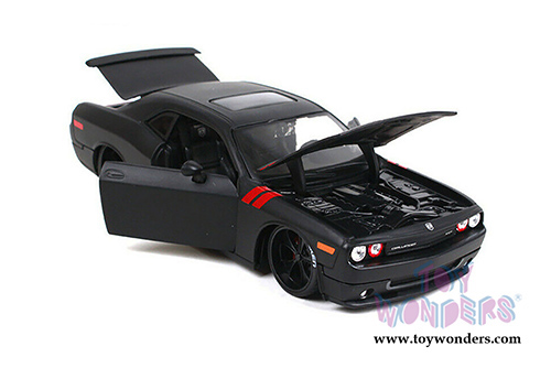 Maisto Design - Classic Muscle | Dodge Challenger Hardtop (2008, 1/24 scale diecast model car, Matte Black) 32529BK