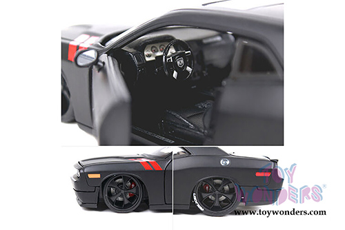 Maisto Design - Classic Muscle | Dodge Challenger Hardtop (2008, 1/24 scale diecast model car, Matte Black) 32529BK