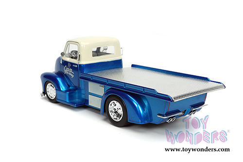 Jada Toys Just Trucks - Chevrolet&reg; COE Flatbed Tow Truck with Extra Wheels (1992, 1/24 scale diecast model car, Candy Blue/Cream) 32708/4