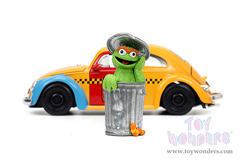 Jada Toys - Hollywood Rides | Volkswagen Beetle Taxi "Oscar's Taxi Service" with Oscar the Grouch Diecast Figure "Sesame Street&reg;" (1959, 1/24, diecast model car, Yellow/Blue/Red) 32801