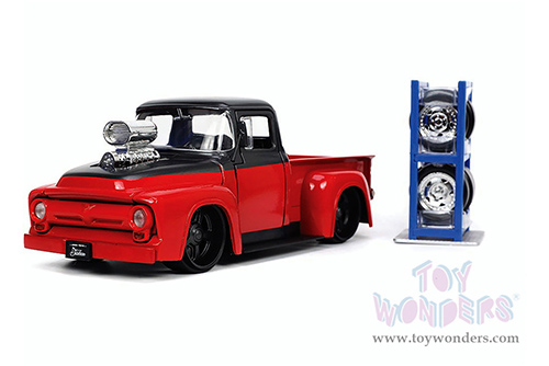 Jada Toys Just Trucks - Ford F-100 Pickup Truck with Extra Wheels (1956, 1/24 scale diecast model car, Dark Gray/Red) 33019