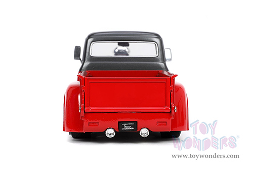 Jada Toys Just Trucks - Ford F-100 Pickup Truck with Extra Wheels (1956, 1/24 scale diecast model car, Dark Gray/Red) 33019
