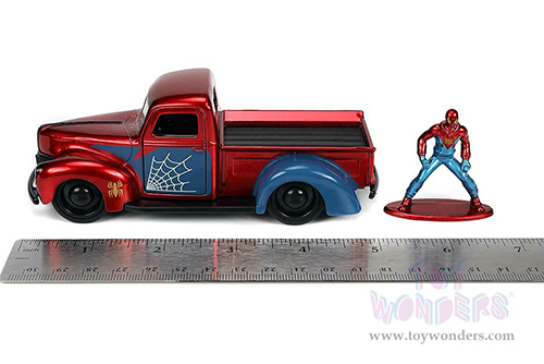 Jada Toys Hollywood Rides - Ford Pickup Truck with Proto-Suit Spider-Man Diecast Figurine (1941, 1/32 scale diecast model car, Candy Red/Blue) 33075