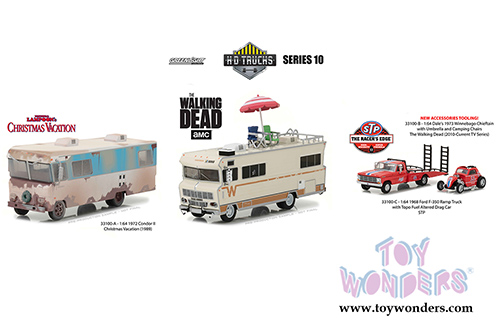 Greenlight - Heavy Duty Trucks Series 10 | Dale's Winnebago Chieftain with Umbrella and Camping Chairs from The Walking Dead TV Series (1973, 1/64 scale diecast model car, Beige) 33100B/48