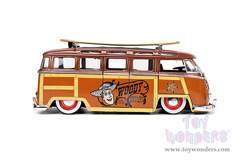 Jada Toys - Hollywood Rides | Volkswagen T1 Bus "Sheriff Woody" and Woody Diecast Figure and Surfboard "Toy Story" (1995) Movie (1962, 1/24, diecast model car, Brown) 33176