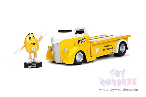Jada Toys - Hollywood Rides | Ford COE Flatbed Truck with Yellow M&M's Diecast Figure (1947, 1/24, diecast model car, Yellow) 33425