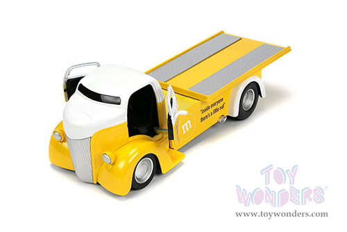 Jada Toys - Hollywood Rides | Ford COE Flatbed Truck with Yellow M&M's Diecast Figure (1947, 1/24, diecast model car, Yellow) 33425