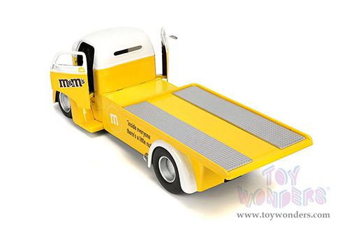 Jada Toys - Hollywood Rides | Ford COE Flatbed Truck with Yellow M&M's Diecast Figure (1947, 1/24, diecast model car, Yellow) 33425