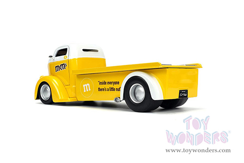 Jada Toys - Hollywood Rides | Ford COE Flatbed Truck with Yellow M&M's Diecast Figure (1947, 1/24, diecast model car, Yellow) 33425