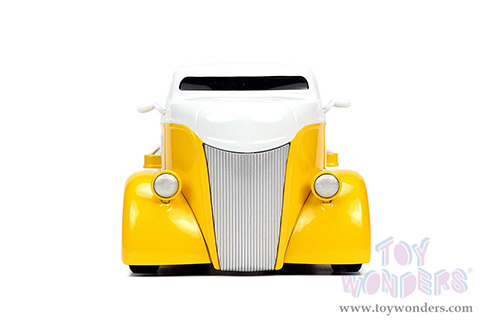 Jada Toys - Hollywood Rides | Ford COE Flatbed Truck with Yellow M&M's Diecast Figure (1947, 1/24, diecast model car, Yellow) 33425