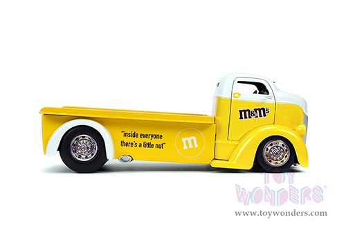 Jada Toys - Hollywood Rides | Ford COE Flatbed Truck with Yellow M&M's Diecast Figure (1947, 1/24, diecast model car, Yellow) 33425