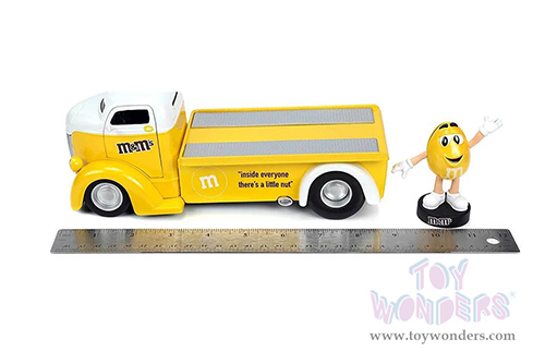 Jada Toys - Hollywood Rides | Ford COE Flatbed Truck with Yellow M&M's Diecast Figure (1947, 1/24, diecast model car, Yellow) 33425