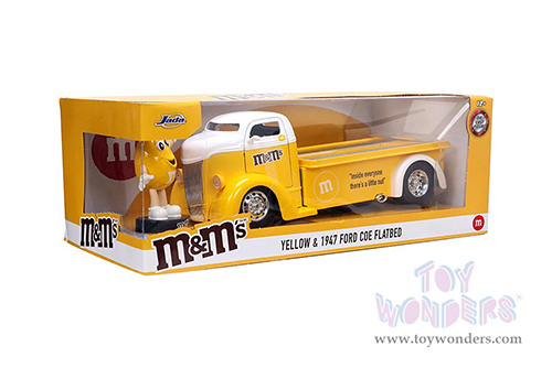 Jada Toys - Hollywood Rides | Ford COE Flatbed Truck with Yellow M&M's Diecast Figure (1947, 1/24, diecast model car, Yellow) 33425
