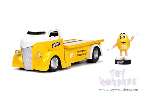 Jada Toys - Hollywood Rides | Ford COE Flatbed Truck with Yellow M&M's Diecast Figure (1947, 1/24, diecast model car, Yellow) 33425